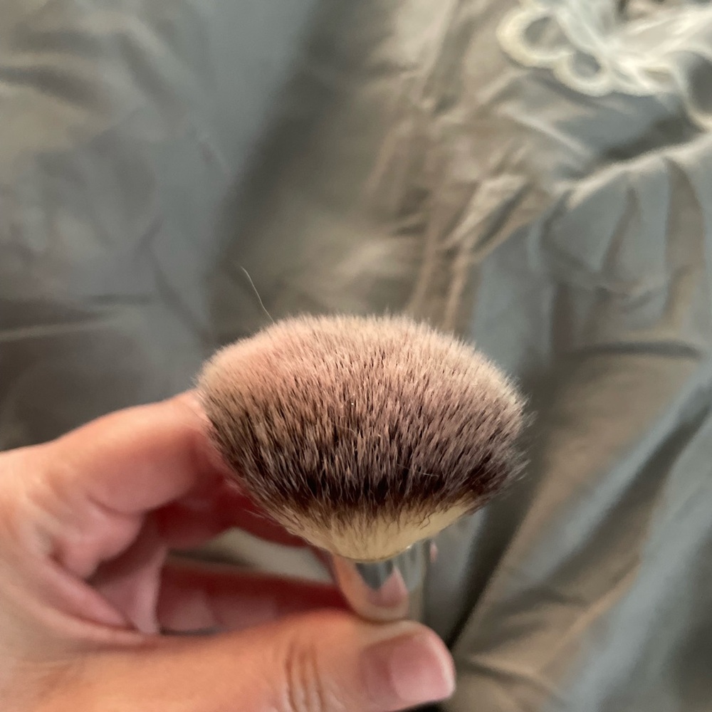 SOLD ❌ NWOT IT Cosmetics Silver Makeup Brush - Picture 4 of 5